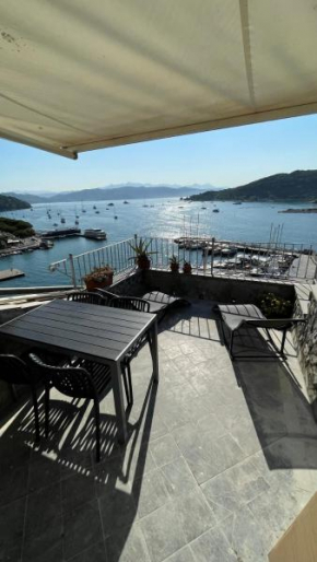 Seafront rooftop flat w/ terrace Portovenere